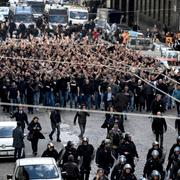 Eintracht Frankfurts fans marscherar genom Neapel på onsdagen. 