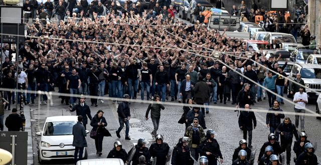 Eintracht Frankfurts fans marscherar genom Neapel på onsdagen.  Alessandro Garofalo / AP