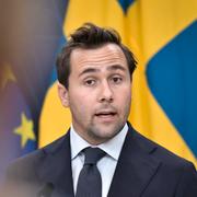 Benjamin Dousa (M) under en pressträff om tullavtalet mellan EU och USA under onsdagen.
