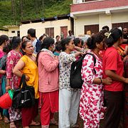 Nödhjälp delas ut vid en skola i Nepal, 3 september.