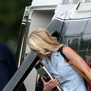 Till vänster: Den demokratiske senatorn Jon Ossoff under ett besök på en flygbas i Georgia den 26 april 2025. Till höger: Donald Trump och Natalie Harp i Washington den 16 augusti i år.