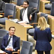 Jimmie Åkesson (SD) i bakgrunden, Ulf Kristersson (M) och Ebba Busch (KD) i förgrunden. 