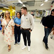 Gymnasie-, högskole- och forskningsminister Lotta Edholm (L), Liberalernas partiledare Simona Mohamsson (L), Patrik Levin, VD för Gekås Ullared,  och Martin Melin (L) på Gekås Ullared där Mohamsson ska hålla en pressträff under sin bussturné.