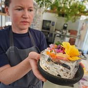 Nomas ”forskningschef” Mette Brink Soberg håller upp vad som tydligen är en skål gazpacho i restaurangens testkök.