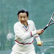 Dåvarande kronprinsen Akihito spelar tennis hemma hos dåvarande vicepresidenten i USA George Bush 1987.