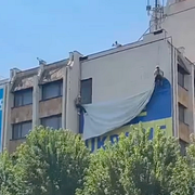Flaggan tas ner/Zelenskyj och Vucic.