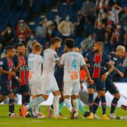 Flera spelare rök ihop i slutminuterna av mötet mellan PSG och Marseille