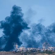 Rök stiger över Gazaremsan efter ett bombardemang, bilden är tagen i södra Israel på tisdagen.