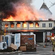 Räddningstjänsten arbetar med att släcka den brand som uppstod i Simrishamns centrum
