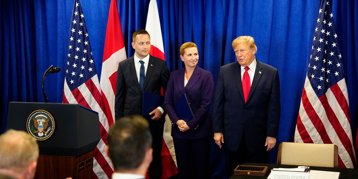 USA:s President Donald Trump, Danmarks statsminister Mette Frederiksen och Grönlands regeringschef Jens-Frederik Nielsen när avtalet skrivs under.