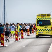 MALMÖ 2025-06-15 
Ambulanser på bron under eftermiddagen. 40000 löpare sprang på söndagen Broloppet från Danmark till Sverige för att fira att Öresundsbron i år fyller 25 år.
Foto: Johan Nilsson / TT / Kod 50090