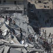 Människor i Gaza stad vid byggnad som förstörts i israelisk attack, 15 september 2025.