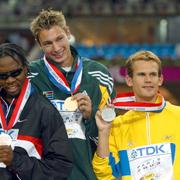 Jacques Freitag bredvid kanadensiske Mark Boswell och svenske Stefan Holm på VM i Paris 2003.