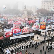 Protester mot regeringen utanför parlamentet i Buenos Aires tidigare i juni.