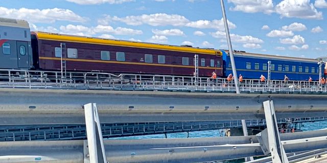 Ett passagerartåg på Kertjbron, 19 juli. AP