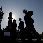 Arkivbild. Personal vid ett av Saudi Aramcos oljefält.
