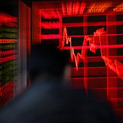 Kinesisk investerare granskar börsskärm i Shanghai. Illustrationsbild.