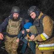 Äldre kvinna räddas efter en rysk attack mot ett bostadshus i Charkiv i natt.