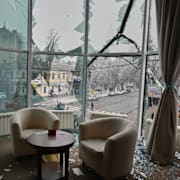 Trasiga fönster i en lägenhet i Odesa, efter en rysk attack mot hamnstaden i slutet av januari 2026.