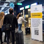 Arkivbild: Passagerare på Arlanda möts av informationstavlor om det nya coronaviruset