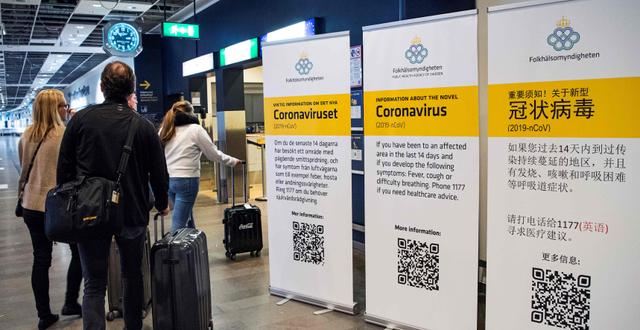 Arkivbild: Passagerare på Arlanda möts av informationstavlor om det nya coronaviruset JONATHAN NACKSTRAND / TT NYHETSBYRÅN