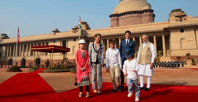 Indiens premiärminister Narendra Modi och Kanadas premiärminister Justin Trudeau, tillsammans med sin fru och sin barn. Arkivbild. Sean Kilpatrick / AP