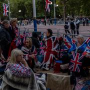 Kvinnor övernattar i kön för att ta farväl av drottning Elizabeth.