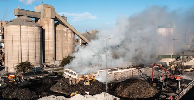 Rökpelare stiger från Cementas anläggning i Slite på Gotland.  Karl Melander / TT NYHETSBYRÅN