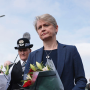 En demonstrant i England på söndagen/Yvette Cooper efter knivdådet i Southport