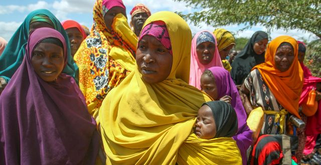 Somaliska kvinnor i flyktinglägret i Dadaab i Kenya i augusti 2019. Tusentals människor från Somalia samlades i lägret på grund av hunger. Shutterstock