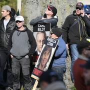 
 Demonstranter med plakat vid en demonstration från Nordiska motståndsrörelsens (NMR) i Göteborg. 