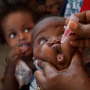 Ett barn får poliovaccin i Somalias huvudstad Mogadishu 2013. Landets offentliga sektor har i princip varit nedlagd till följd av resursbrist de senaste åren. 