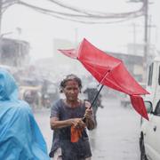 Tyfonen Mangkhut gav kraftigt regn i Filippinernas huvudstad Manila på lördagen.