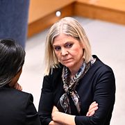 V-ledaren Dadgostar och S-ledaren Andersson i riksdagen i maj.