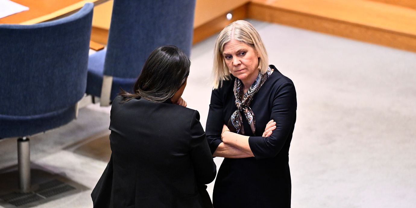 V-ledaren Dadgostar och S-ledaren Andersson i riksdagen i maj.