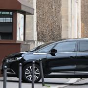 Bilen som ska hämta Sarkozy från fängelset.