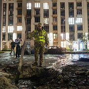 Poliser på plats efter en drönarattack under måndagen.