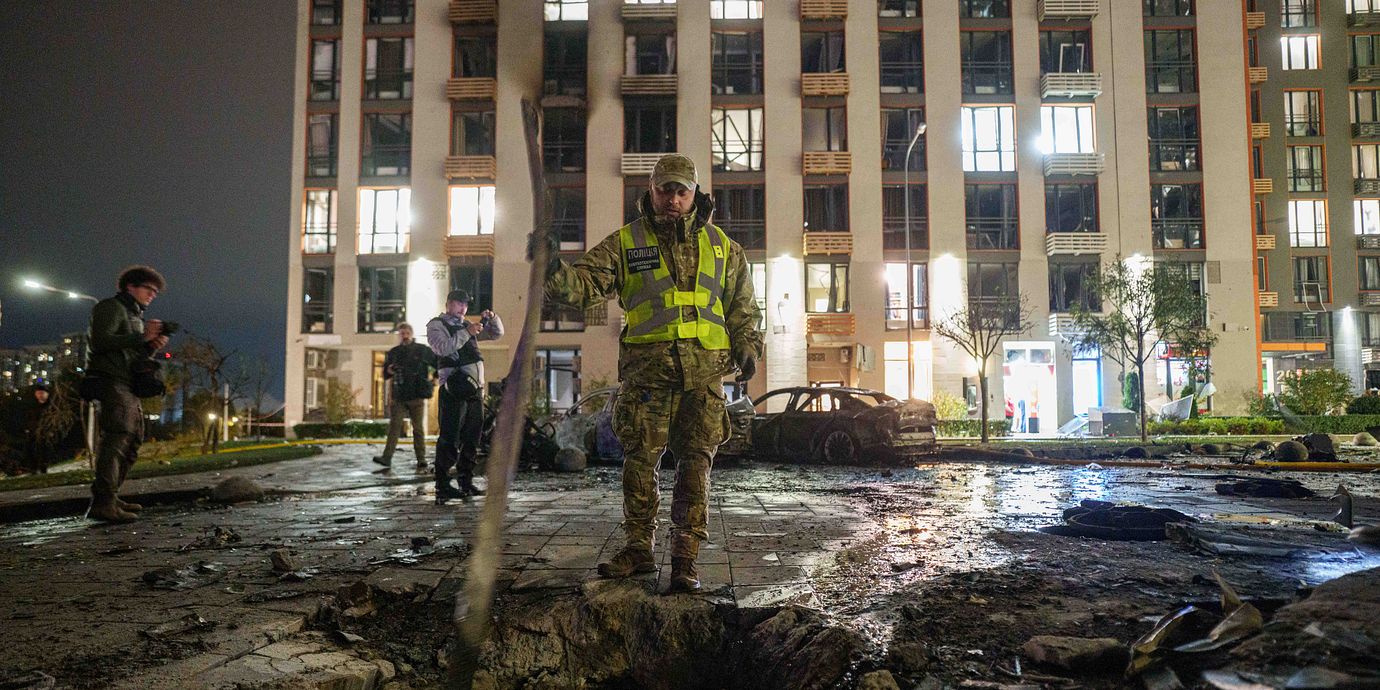 Poliser på plats efter en drönarattack under måndagen.