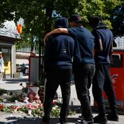 Blommor och ljus efter skjutningen i Farsta centrum.