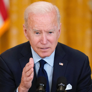 USA:s president Joe Biden till höger. Vänsterprofilerna Alexandria Ocasio-Cortez och Bernie Sanders till höger.