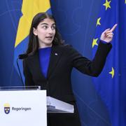 Klimat- och miljöminister Romina Pourmokhtari (L) under en pressträff i dag.