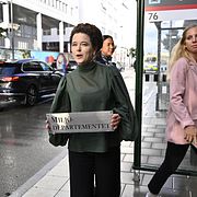 Miljöpartiets språkrör Amanda Lind hade med sig en skylt med texten ”Miljödepartementet”