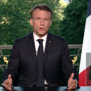 Emmanuel Macron talar till nationen.