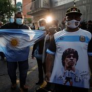 Maradona-fans utanför sjukhuset där fotbollsikonen får behandling.