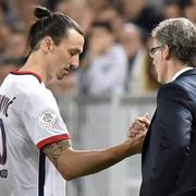 Zlatan Ibrahimovic tas emot av tränaren Laurent Blanc när han kliver av planen.