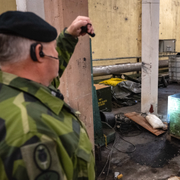 Jan Bohman, kommunikationschef på Södra Militärregionen, visar runt i det som var Försvarsutbildarna Ystads lager i det nedlagda sockerbruket i Köpingebro utanför Ystad, 25 oktober.