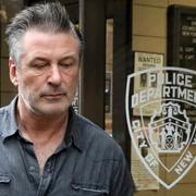 Alec Baldwin lämnar polishuset på fredag.