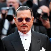 Johnny Depp tillsammans med regissören Maiwenn i Cannes. 