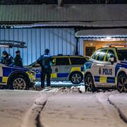 Polis på plats efter skottlossningen i Hovsjö