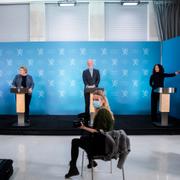 Arkivbild: Hälso- och omsorgsminister Bent Høie (till vänster) tillsammans med statsminister Erna Solberg, hälsodirektören Bjørn Guldvog och FHI-direktören Camilla Stoltenberg. 